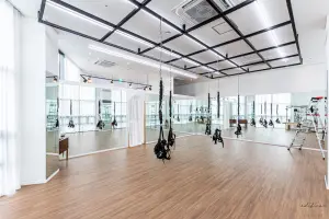 블랙 그리드 천장의 모던 플라잉요가 스튜디오